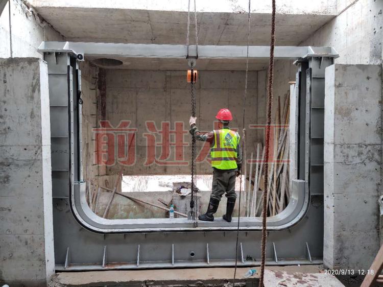 大型下開式排水堰門