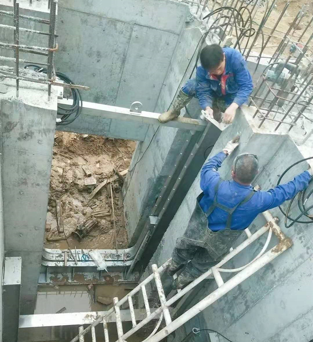 液動下開式堰門