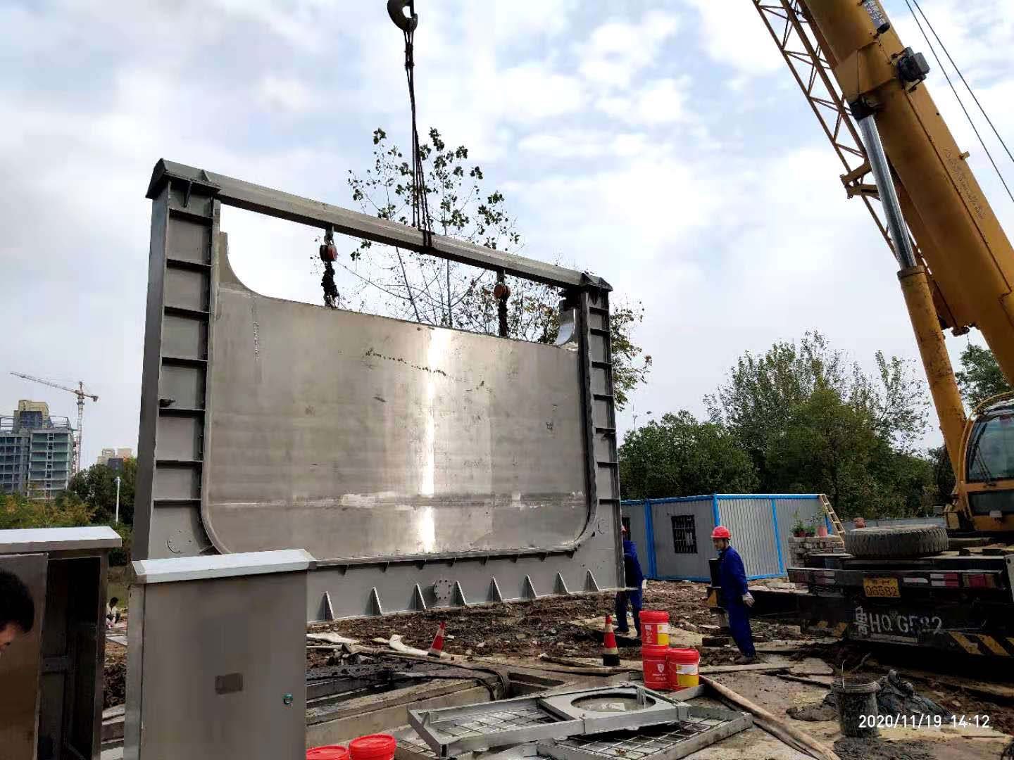 液動旋轉式堰門